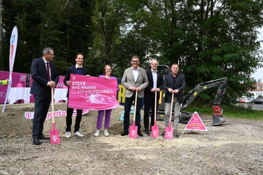  Robert F. Hartlauer beim gemeinsamen Spatenstich mit Vertretern
von Magenta und der Stadt Steyr.