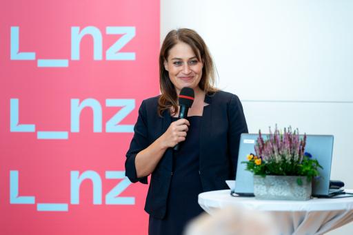 Vorschau Bild von Tina Blöchl, Personalstadträtin Stadt Linz, über Menschen in der
Mitte ihres Lebens.