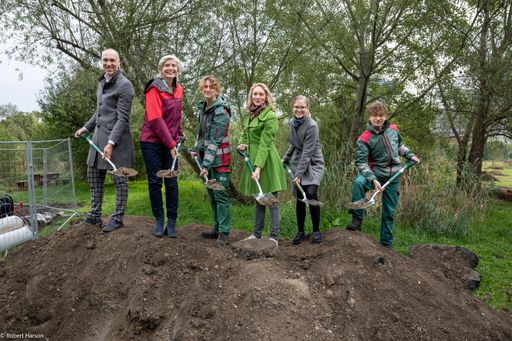 von links nach rechts: Ronald Würflinger (Generalsekretär
Blühendes Österreich), Tanja Dietrich-Hübner (Senior Adviser
Sustainability REWE Group & Vorständin Blühendes Österreich), Mona
Gradwohl (Lehrling der Wiener Stadtgärten aus der Berufsschule für
Gartenbau und Floristik in im Schulgarten Kagran), Pia Maria
Wieninger (Abgeordnete zum Wiener Landtag und Gemeinderätin der
Stadt Wien), Iris Tichelmann (Wiener Umweltanwältin), Simon
Kalaschek (Lehrling der Wiener Stadtgärten aus der Berufsschule für
Gartenbau und Floristik in im Schulgarten Kagran)