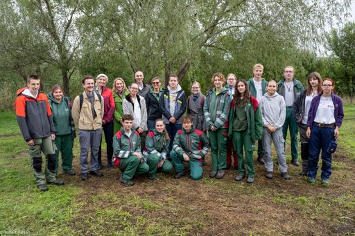 Vorschau Bild von von links nach rechts: Lehrlinge der Wiener Stadtgärten aus der
Berufsschule für Gartenbau und Floristik in im Schulgarten Kagran,
Manfred Schönwälder (Projektleiter in der Stadt Wien -
Umweltschutz), Tanja Dietrich-Hübner (Senior Adviser Sustainability
REWE Group & Vorständin Blühendes Österreich), Pia Maria Wieninger
(Abgeordnete zum Wiener Landtag und Gemeinderätin der Stadt Wien),
Ronald Würflinger (Generalsekretär Blühendes Österreich), Bettina
Hofbauer (Leiterin 21. und 22. Bezirk Grünflächenpflege und
-erhaltung, Wiener Stadtgärten), Iris Tichelmann (Wiener
Umweltanwältin)