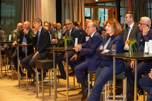 Vorschau Bild von Zahlreiche nationale und internationale Geschäftspartner:innen
und Entscheidungsträger:innen aus Wirtschaft, Industrie und
Institutionen