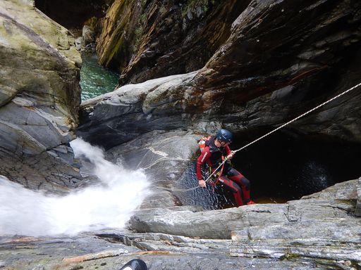 Vorschau Bild von Canyoning ist ein Naturerlebnis der besonderen Art – ein
sportliches Abenteuer, ein Adrenalinkick, der die Elemente Wasser
und Fels in einzigartiger Art und Weise kombiniert.