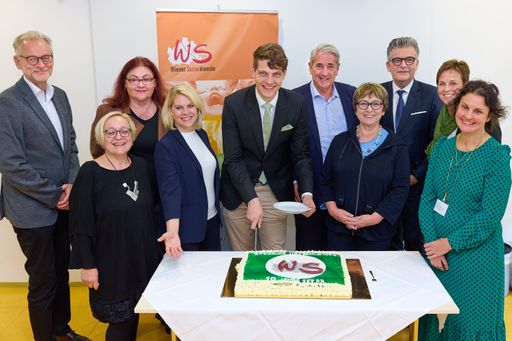 Vorschau Bild von Herbert Tempsch, Aufsichtsratsvorsitzender der Wiener
Sozialdienste Förderung & Begleitung GmbH Vera Steiner,
Vizepräsidentin Wiener Sozialdienste Susanne Voglhuber, Vorstand
Wiener Sozialdienste Susanne Winkler, Geschäftsführerin FSW
Sebastian Hoy, Bereichsleiter ZEF Ernst Nevrivy, Bezirksvorsteher
1220 Wien Gabriele Votava, Präsidentin Wiener Sozialdienste Martin
Heimhilcher, Vorsitzender des ÖGK-Landesstellenausschusses in Wien
Gisela Kersting-Kristof, Geschäftsführerin Wiener Sozialdienste
Martina Schorkopf, ärztliche Leitung ZEF Lieblgasse