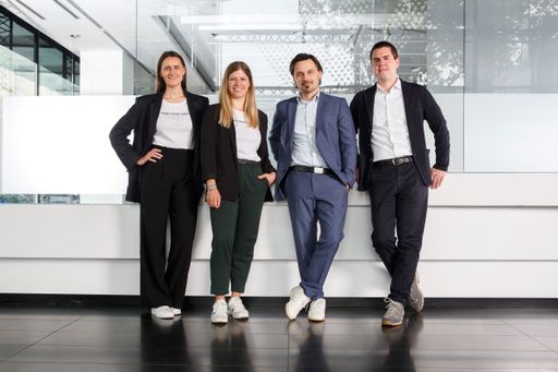 Im Bild v. l. n. r.: Die MATR-Gründerinnen Michaela Stephen und
Verena Judmayer mit Christoph Zipko, Senior Venture & Business Model
Manager bei Greiner Innoventures und Philipp Kranewitter, Senior
Expert Innovation Manager bei Greiner Innoventures.