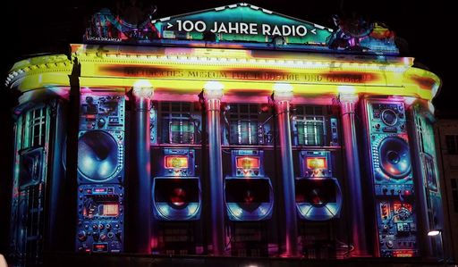  Technisches Museum Wien mit Fassadenprojektion zur Ausstellung
"100 Jahre Radio. Als Österreich auf Sendung ging"