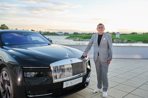 Michael Horst Schmidt, Gründer von Schmidt Premium Cars, mit dem
Rolls Royce "Spectre" bei der Präsentation im Golfclub Fontana am
26. September