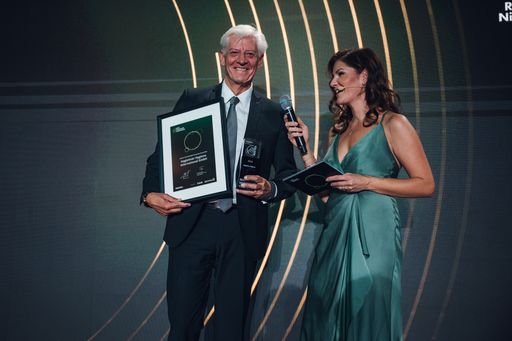 Vorschau Bild von Entgegengenommen hat den Preis Ernst Brunner, bei Hagleitner ist
er der Finanzchef – hier mit Moderatorin Miriam Steurer (von links)