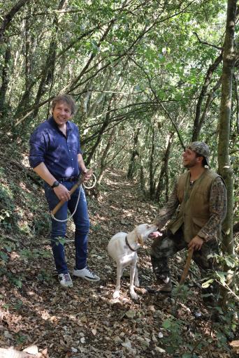 Vorschau Bild von Luca Miliffi zusammen mit dem Trüffelsucher und seinem treuen
Begleiter, dem Trüffelhund.