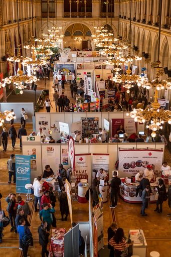  Rund 100 Aussteller präsentieren sich im stilvollen Ambiente des
Wiener Rathaus