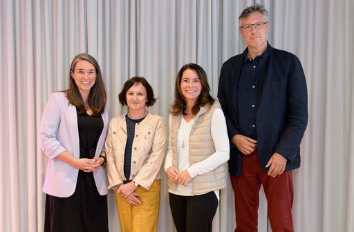 v.l.n.r.: Nicole Traxler (Geschäftsführerin der Alles Clara
gGmbH), Gudrun Egger (Vorstandsmitglied der ERSTE Stiftung), Sabine
Maunz (Fachliche Leitung Pflege und Betreuung beim Hilfswerk
Österreich und Vertreterin der BAG), Bernhard Rupp (Leiter der
Abteilung Gesundheitspolitik in der AK Niederösterreich)