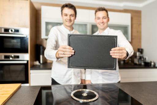 Die beiden Gründer Roland Tiefnig und Armin Hofmann präsentieren
ihr innovatives Schneidbrett aus Papier.