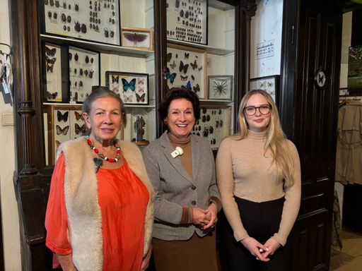 Margarete Kriz-Zwittkovits, Landesvorsitzende von Frau in der
Wirtschaft Wien, besuchte Hildegard Winkler (81 Jahre) und die
22-jährige Unternehmerin Timna Blaschek: „Von erfahrenen
Geschäftsinhabern bis hin zu jungen, aufstrebenden Unternehmern
tragen viele dazu bei, die wirtschaftliche Dynamik und Innovation in
der Region voranzutreiben. Mit solchen Vorbildern wird deutlich,
dass Unternehmergeist keine Altersgrenze kennt und dass sowohl
Erfahrung als auch frische Ideen unerlässlich sind, um den
wirtschaftlichen Fortschritt in Wien zu sichern. Wir sind stolz auf
unsere Unternehmerinnen."