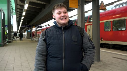 Vorschau Bild von Damian macht sich auf den Weg von Hannover nach Rostock. Er
möchte sich wieder eine Lebensgrundlage in seiner alten Heimat
aufbauen. Dafür hat er ein Bewerbungsgespräch und hofft auf eine
Ausbildungsstelle als Altenpfleger. / Weiterer Text über ots und
www.presseportal.de/nr/6605 / Die Verwendung dieses Bildes für
redaktionelle Zwecke ist unter Beachtung aller mitgeteilten
Nutzungsbedingungen zulässig und dann auch honorarfrei.
Veröffentlichung ausschließlich mit Bildrechte-Hinweis.