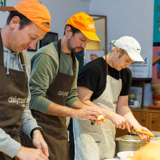 Reinhard Pitzer und Lukas Püspök, beide Geschäftsführer von
PÜSPÖK, mit Tobias Riener, Leiter des Gasthaus s’Häferl, bei der
Arbeit im Gasthaus s’Häferl