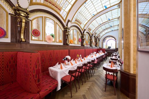 Vorschau Bild von Die Conditorei Sluka in der Kärntner Straße beeindruckt mit
handgemachter Zuckerbäckerei und stilvollem Art Deco-Ambiente Gäste
aus aller Welt.