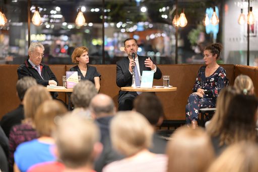  Heinz Fischer, Ingrid Brodnig und Clemens Pig beim Panel zur
Zukunft der Demokratie in der Thalia-Filiale auf der
Mariahilferstraße in Wien