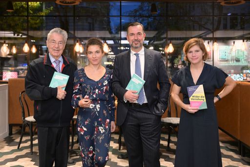 Vorschau Bild von Heinz Fischer, Ingrid Brodnig und Clemens Pig beim Panel zur
Zukunft der Demokratie in der Thalia-Filiale auf der
Mariahilferstraße in Wien