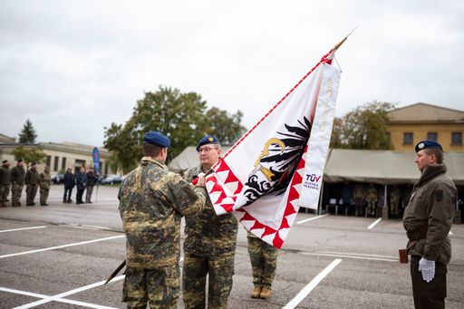 Vorschau Bild von Generalmajor Alexander Platzer übergibt das Kommando an Oberst
des Generalstabsdienstes Siegfried Skudnigg.