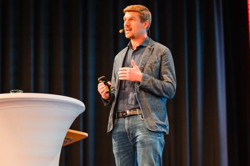 Marco Riederer auf der Bühne des BÖTM Top-Seminars