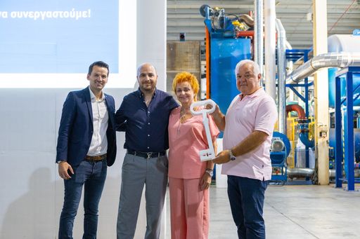  Schlüsselübergabe nach erfolgreichem Vertragsclosing. Von links:
Dr. Heimo Pascher (Geschäftsführung Austrotherm Gruppe), Ilias
Strousidis (Geschäftsführung Monosi), Maria Katsaounidou und Nikos
Strousidis (bisherige Eigentümer), stehen weiterhin in beratender
Funktion zur Verfügung.