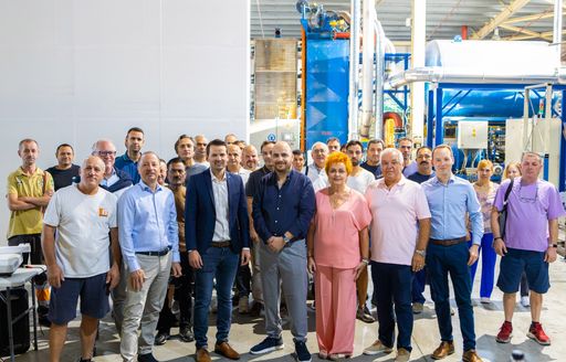 Vorschau Bild von Erste Teambildung Dr. Heimo Pascher, Geschäftsführung Austrotherm
Gruppe (1. Reihe, 3. von links), Ilias Strousidis (Geschäftsführung
Monosi), Maria Katsaounidou und Nikos Strousidis, flankiert von
Kollegen aus der Konzernleitung. Sie alle nutzten die Gelegenheit
zum gemeinsamen Austausch mit den Monosi Mitarbeitern.