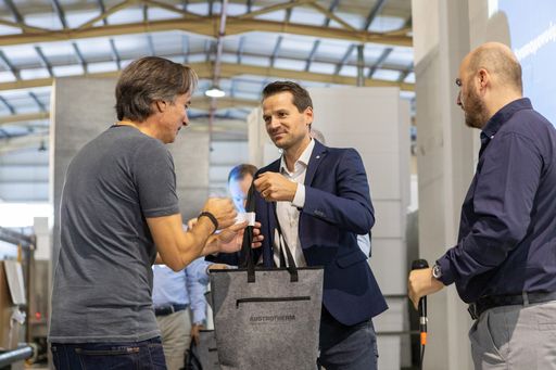 Vorschau Bild von Tag 1 in Chalkida: Get together mit Monosi Mitarbeitern Dr. Heimo
Pascher, Geschäftsführung Austrotherm Gruppe (mitte), überreichte
gemeinsam mit Ilias Strousidis, Geschäftsführung Monosi (rechts),
„Welcome Bags“ an alle Mitarbeiter.