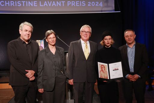 Vorschau Bild von Im Bild: Manfred Müller (Vorsitzender des Literarischen Beirats)
Karin S. Wozonig (Laudatorin), Hans Gasser (Präsident der
Internationalen Christine Lavant Gesellschaft), Ann Cotten
(Christine Lavant Preisträgerin 2024), Alexander Tarzi (Sponsor
KELAG)