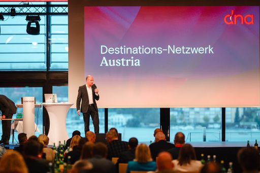 Vorschau Bild von Der Präsident des Destinations-Netzwerks Österreich, Mathias
Schattleitner, bei der Eröffnung des BÖTM-Top-Seminars 2024.