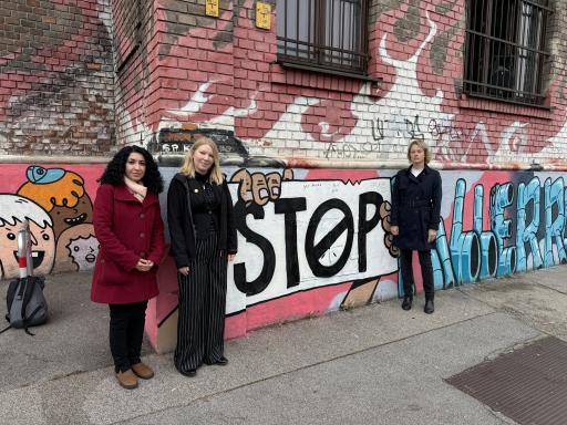 Vorschau Bild von Vizepräsidentin des Österreichischen Roten Kreuzes, Dr. Anja
Oberkofler; Geschäftsführerin von Amnesty International Österreich,
Shoura Hashemi und Obfrau der Campaign to Stop Killer Robots
Austria, Marit Seyer vor dem neuen Graffiti.