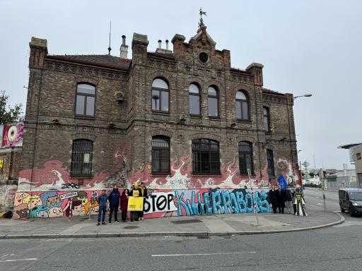  Aufnahme des neuen Graffitis auf der Frontfassade des
Verwaltungsgebäudes der Arena Wien mitsamt AktivistInnen.