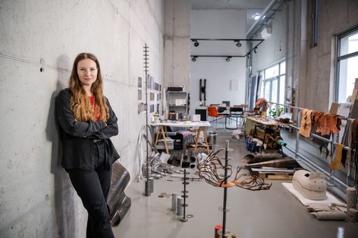  Am Tag der offenen Ateliers öffnen Seestädter Ateliers und
Studios ihre Türen, unter anderem auch das der Künstlerin Bianca
Phos (im Bild).