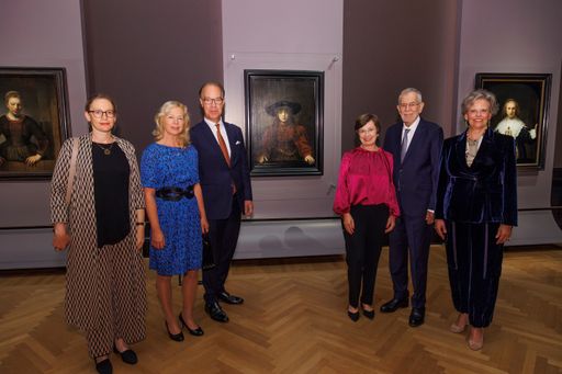 https://www.apa-fotoservice.at/galerie/38447 v.l.n.r. Sabine
Pénot, Peter Potman mit Gattin, Doris Schmidauer, Alexander Van der
Bellen, Sabine Haag