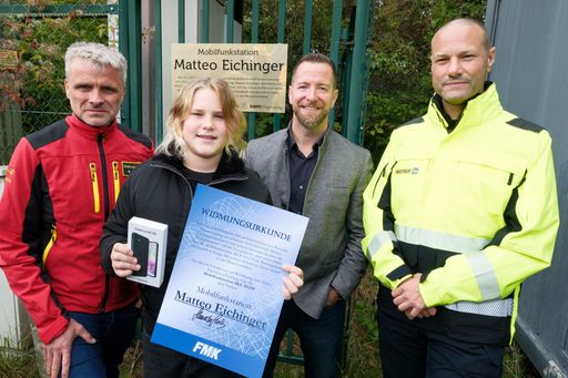 Matteo Eichinger vor "seiner" Mobilfunkstation mit (v.l.) Ralph
Schüller, ÖAMTC Flugrettung; Alexander Stock, Präsident FMK;
Christian Fohringer, Geschäftsführer Notruf NÖ