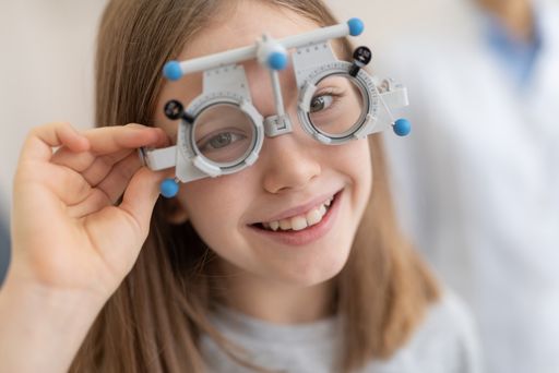 Mädchen beim Sehtest Der internationale Aktionstag „Welttag des
Sehens“ am 10. Oktober 2024 lenkt heuer unter dem Motto “Children,
love your eyes” die Aufmerksamkeit auf die Augengesundheit von
Kindern und plädiert für regelmäßige Sehtests sowie einfache
Lösungen wie eine Brille.