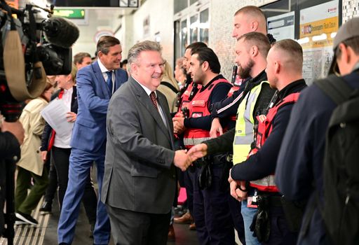  Bürgermeister Michael Ludwig und Stadtrat Peter Hanke mit
Sicherheitsdienst-Mitarbeitern der Wiener Linien.