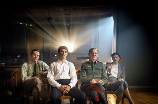Zur ARTE-Sendung / Die Spaltung der Welt: 1939-1962 (1/6) / Der
Traum vom Mond / Wernher von Braun und sein Team bei einer
Filmvorführung zu Raketentests (Florian Bartholomäi, Max Wagner,
Christoph Glaubacker, Caroline Hartig, v.l.) / © LOOKSfilm/Valerie
Fidler / Honorarfreie Verwendung nur im Zusammenhang mit genannter
Sendung und bei folgender Nennung "Bild: Sendeanstalt/Copyright".
Andere Verwendungen nur nach vorheriger Absprache:
ARTE-Bildredaktion, Silke Wölk Tel.: +33 3 90 14 22 25, E-Mail:
bildredaktion@arte.tv / Weiterer Text über ots und
www.presseportal.de/nr/9021