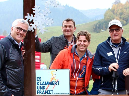Vorschau Bild von Franz Klammer Wandertag am 19. Oktober 2024: Organisator Gerhard
Brüggler, Tourismusverband-Vorsitzender Jakob Forstnig,
Tourismusregion-Geschäftsführer Stefan Brandlehner, Skikaiser Franz
Klammer