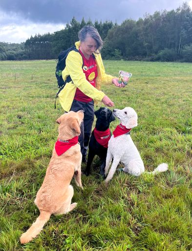 Vorschau Bild von Umgeben von Assistenzhunden – und in dem Fall natürlich
Blindenführhunden – fühlt sich Ingrid Sweeney, die den Verein
Independence Dogs Austria gemeinsam mit ihrem Mann Scott Sweeney und
Maria Gerstman 2020 gegründet hat, vollkommen in ihrem Element.