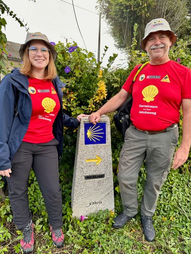 Vorschau Bild von Katharina Krenn und Karl Weissenbacher sind beeindruckt von den
Leistungen der Blindenführhunde-Teams und werden ihre Erfahrungen
auch im beruflichen Kontext nutzen.