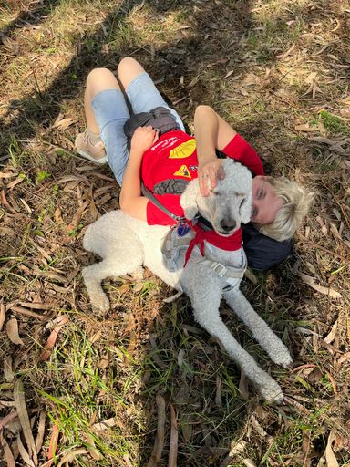 Vorschau Bild von Zwischendurch Ausruhen und Kuscheln ist für die
Mensch-Tier-Beziehung mindestens genauso wichtig wie das tägliche
Training. Hier genießen Sonja und Emil eine kurze Auszeit vom
Wandern.