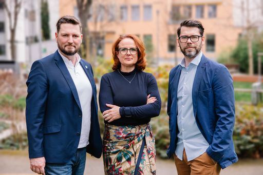 Vorschau Bild von Courage Gruppe Geschäftsleitung v.l.n.r.: Christian Gmeiner,
Mitglied der Geschäftsleitung, Jana Bockholdt, Geschäftsführung,
Günther Schranz, Mitglied der Geschäftsleitung