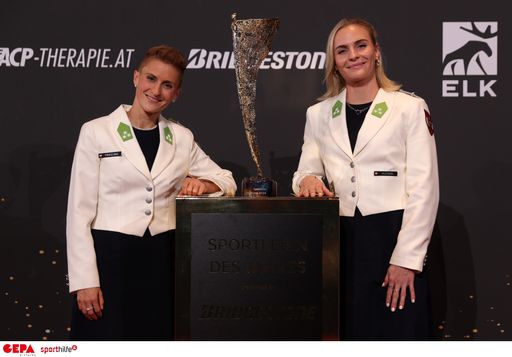 Vorschau Bild von Bild 02: v.l.: Sportlerin des Jahres 2023, Eva Pinkelnig,
gemeinsam mit der Sportlerin des Jahres 2024, Victoria Hudson © GEPA
pictures / Sporthilfe