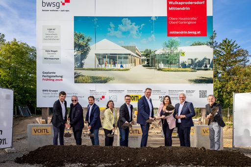  Der Spatenstich für das Objekt "Wulkaprodersdorf mittendrin" fand
am 8. Oktober statt. /
v.l.n.r. Mag. (FH) Ronald Kain (KAIA Consult GmbH), Arch. DI Günter Klein (MAGK Architekten), Dr. Mathias Moser (Vorstand der BWS Gemeinnützige allgemeine Bau-, Wohn- undSiedlungsgenossenschaft), Dr. Sabine Hanke (Geschäftsführerin Voitl & Co. Baugesellschaft m.b.H.), Mag. Rudolf Suttner (Vorstand der Raiffeisenlandesbank Burgenland), Friedrich Zarits (Bürgermeister von Wulkaprodersdorf), Landeshauptmann-Stellvertreterin Mag.a Astrid Eisenkopf, Mag. Thomas Steiner (Bürgermeister von Eisenstadt), René Pint (Vizebürgermeister von Wulkaprodersdorf)