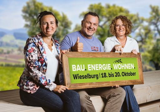 Marion Heim (Geschäftsführung Messe Wieselburg) und Esther
Lehsiak (Projektleitung) freuen sich gemeinsam mit Günther Nussbaum
(bekannt aus der TV-Show „Pfusch am Bau“) auf die Messe BAU ENERGIE
WOHNEN in Wieselburg vom 18. bis 20. Oktober 2024.
