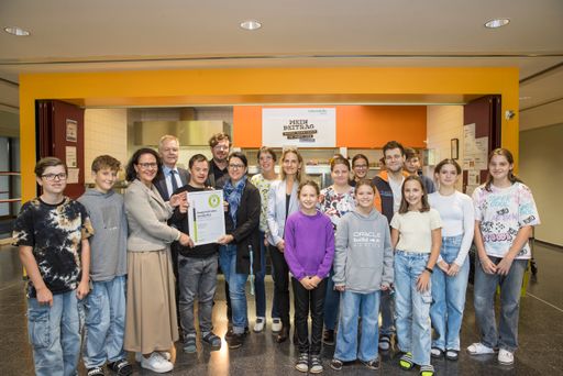  Übergabe der Auszeichnung am Schulbuffet des BRG Salzburg