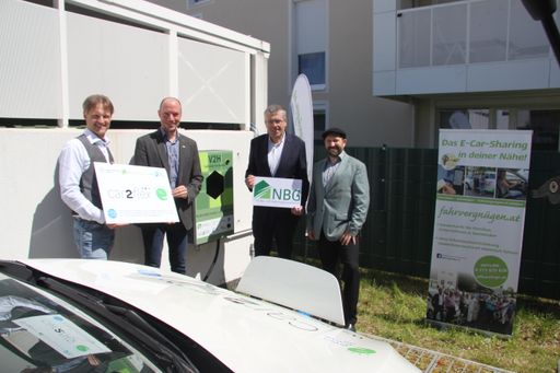 Vorschau Bild von Eröffnung der ersten bidirektionalen Ladesäule in Stockerau:
(v.l.) Matthias Zawichowski, Verein fahrvergnügen.at / im-plan-tat
Raumplanungs GmbH & CoKG; Matthias Komarek, Energie- und
Umweltagentur des Landes Niederösterreich; Martin Schuster, NÖ Bau
und Siedlungsgenossenschaft; Ludwig Fliesser, Forschungsinitiative
Green Energy Lab