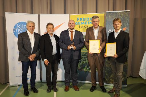 Vorschau Bild von (von rechts) Matthias Zawichowski, fahrvergnügen.at; Martin
Schuster, NÖ Bau- und Siedlungsgenossenschaft; Florian Fattinger,
im-plan-tat Raumplanungs GmbH & CoKG; Wolfgang Hein und Karl
Trettler, Eurosolar Austria, bei der Verleihung des Österreichischen
Solarpreises