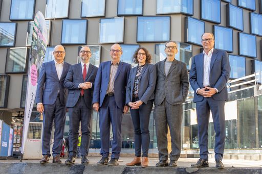  Im Bild (v.l.n.r.): Dr. Gerald Höninger (Geschäftsführer DYWIDAG
DYCKERHOFF & WIDMANN GES.M.B.H.), Dietmar Prammer
(geschäftsführender Vizebürgermeister Stadt Linz), Mag. Markus
Eidenberger (Geschäftsführer Immobilien Linz GmbH/Direktor
Tabakfabrik Linz GmbH), Mag.a Denise Halak (Geschäftsführerin für
strategische Entwicklung & Operations, Tabakfabrik Linz GmbH), Arch.
Dipl. Ing. Martin Zechner (Gesellschafter Architekturbüros Zechner &
Zechner ZT GmbH) und Mag. Ing. Thomas Bodner, geschäftsführender
Gesellschafter BODNER Gruppe