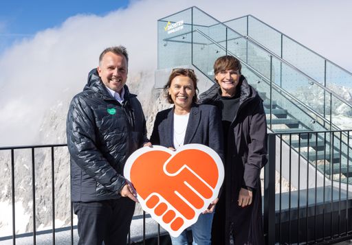 3 Personen Terrasse/Himmelsleiter von links: Michael Feiertag (GF
STG), Staatssekretärin Susanne Kraus-Winkler, Astrid
Steharnig-Staudinger (GF ÖW)