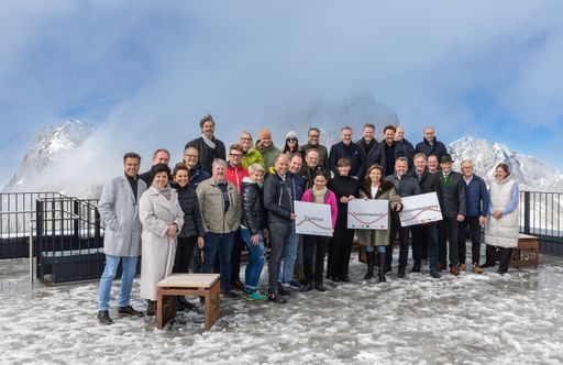 Vorschau Bild von Gruppenbild mit allen Teilnehmern der „AD10“ von der
Staatssekretärin bis zur ÖW-GF, den Landestourismus-GFs, ÖHV, WK
Österreich, Verkehrsbüro, dna Austria, …